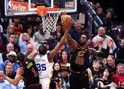 开云体育直播-步行者逆转骑士，德罗赞关键制胜