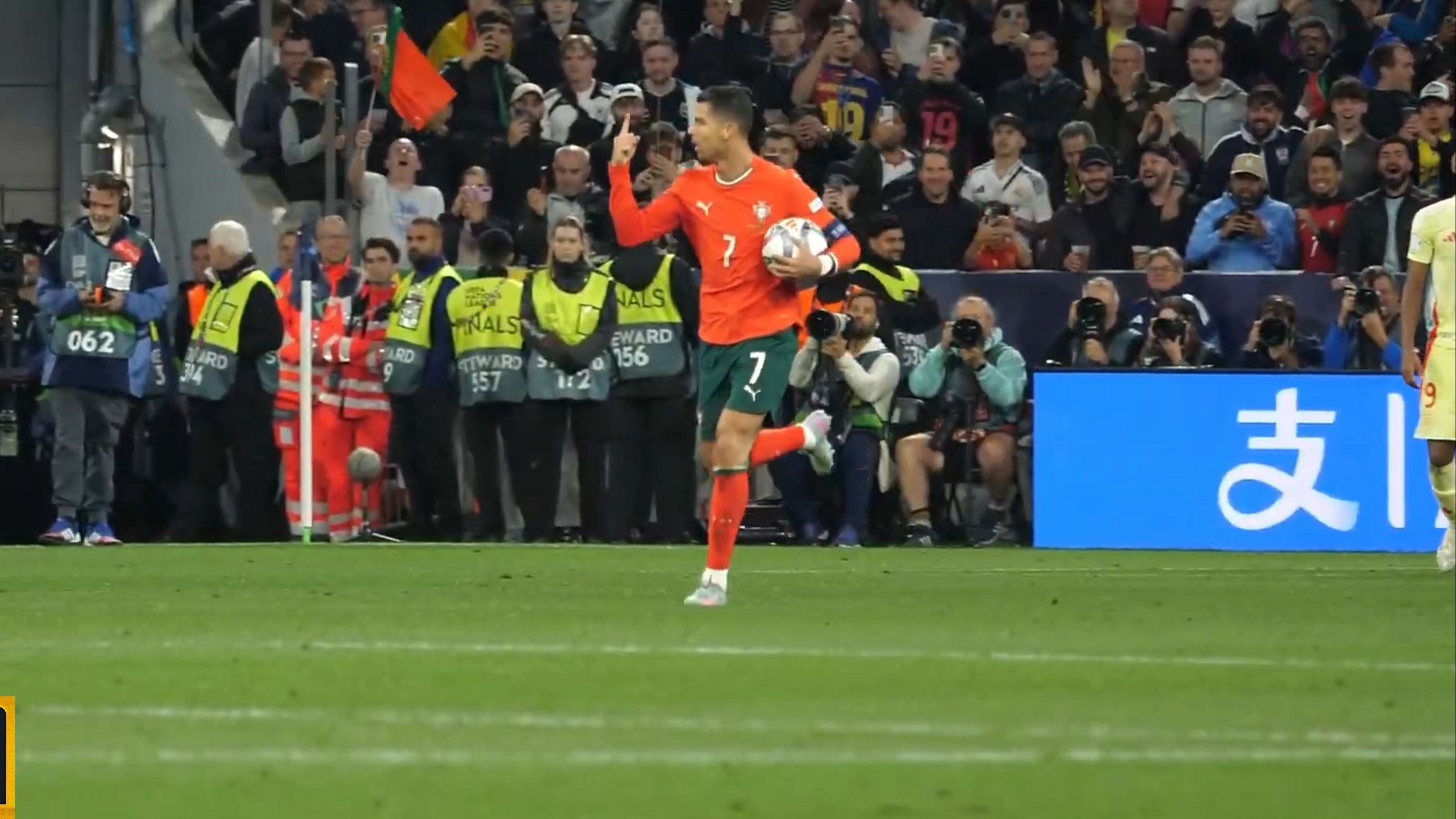 欧国联淘汰赛惊险一幕，全场球迷尖叫的简单介绍