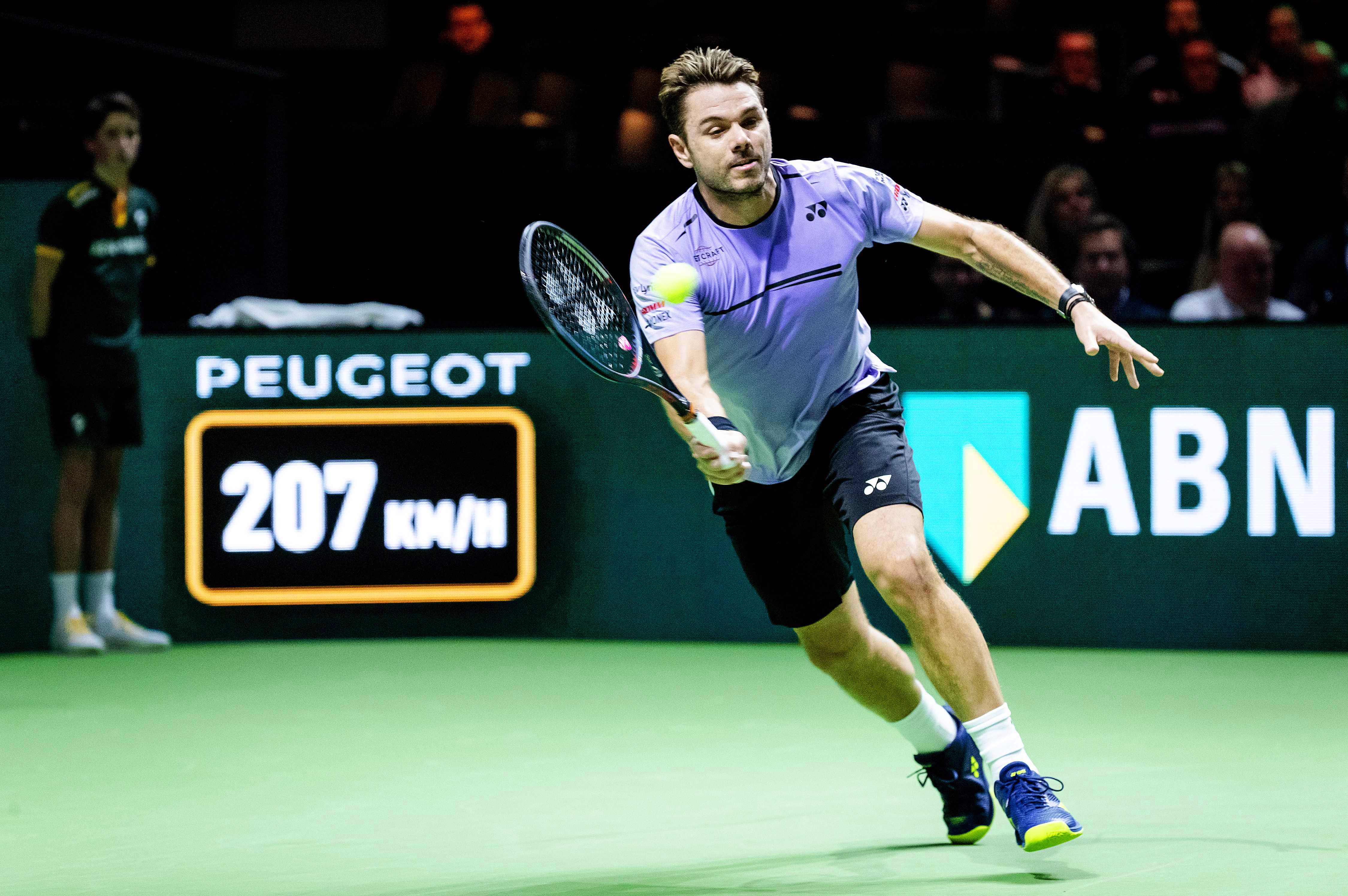 意大利网球队轻取澳大利亚网球队，瓦林卡统治全场