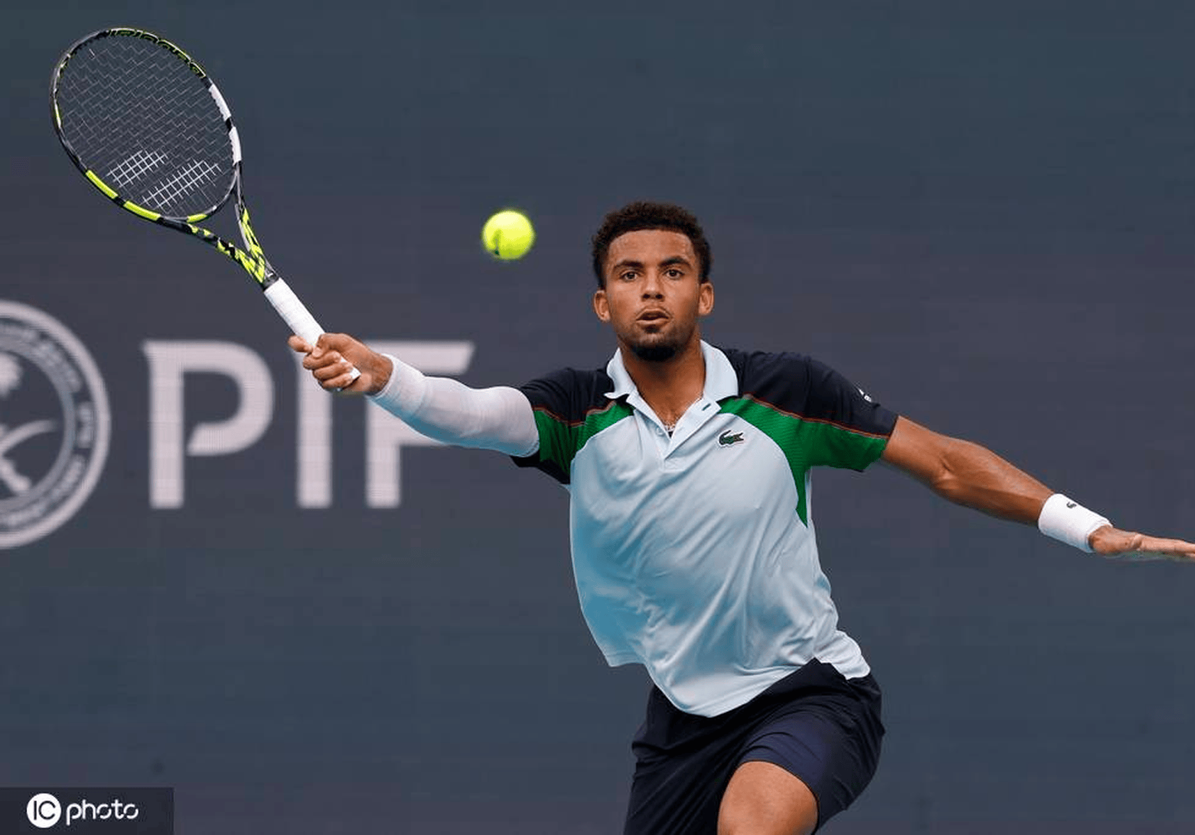 关于英国网球队爆冷世界网球队，兹维列夫送出助攻的信息