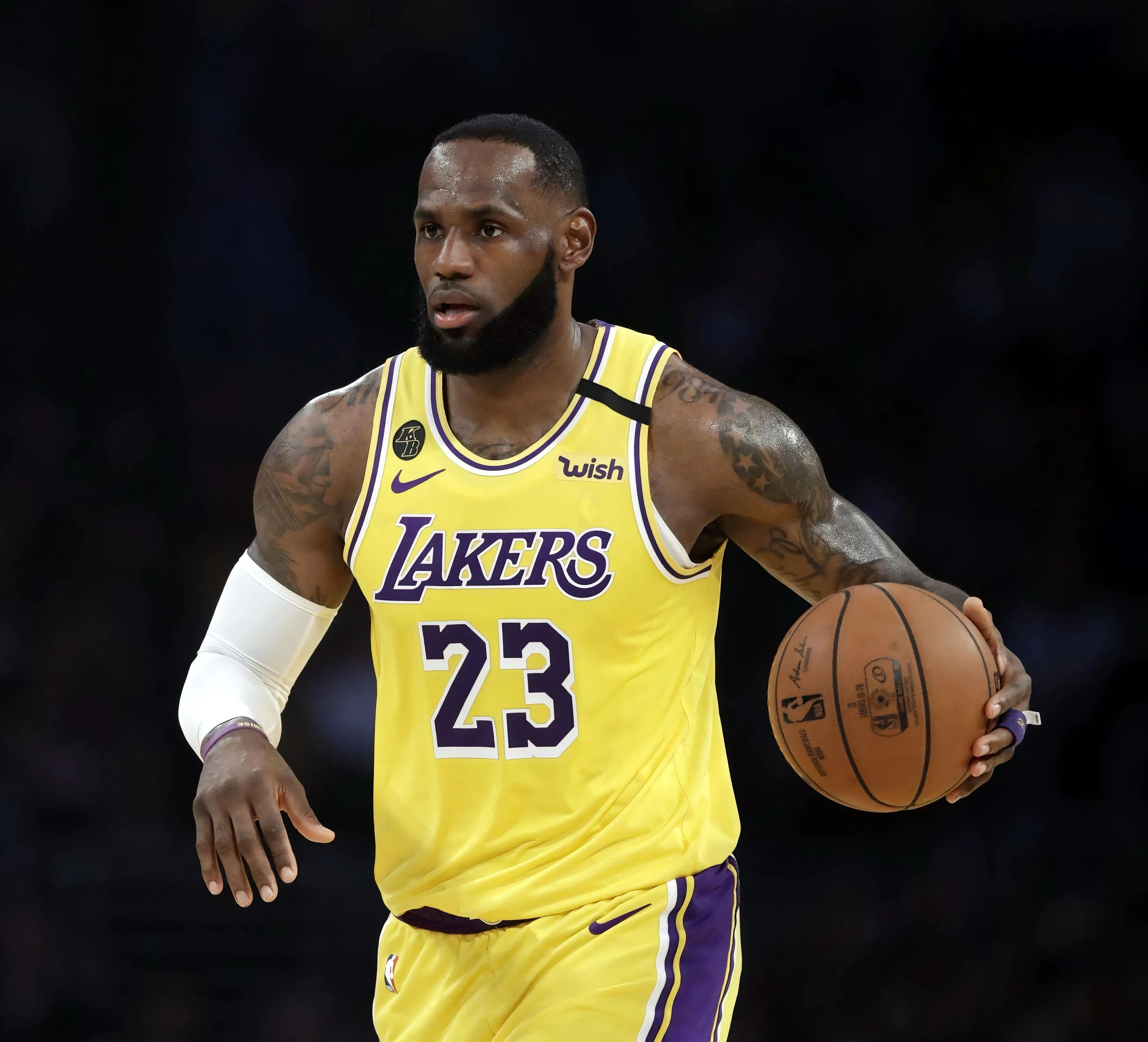 詹姆斯成为全明星赛先发球员