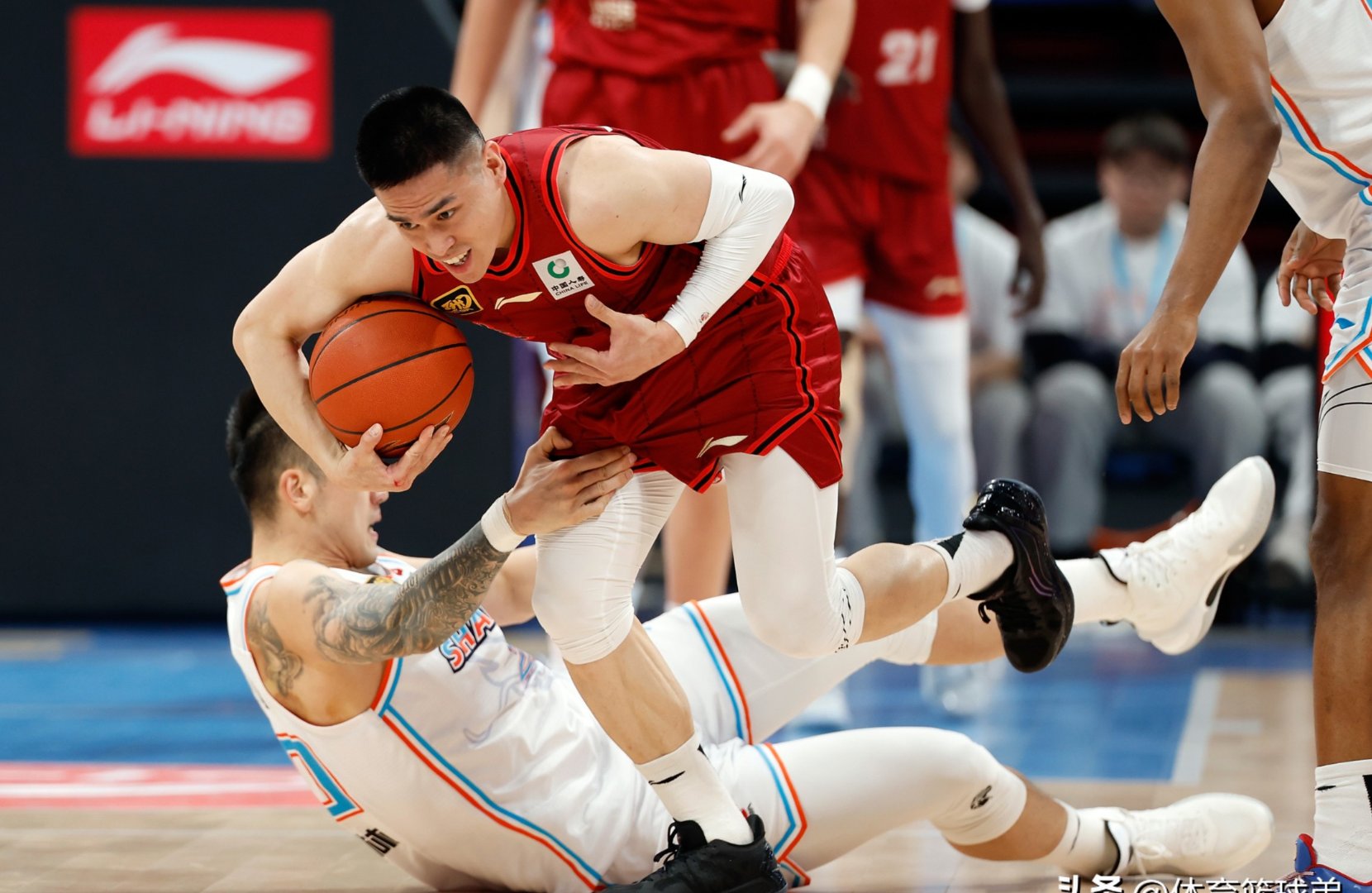 紧张激烈的场面，球员们全力以赴