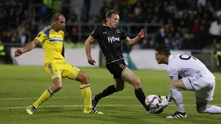 哥伦比亚队后防线表现出色稳固 哥伦比亚队后防线表现出色稳固