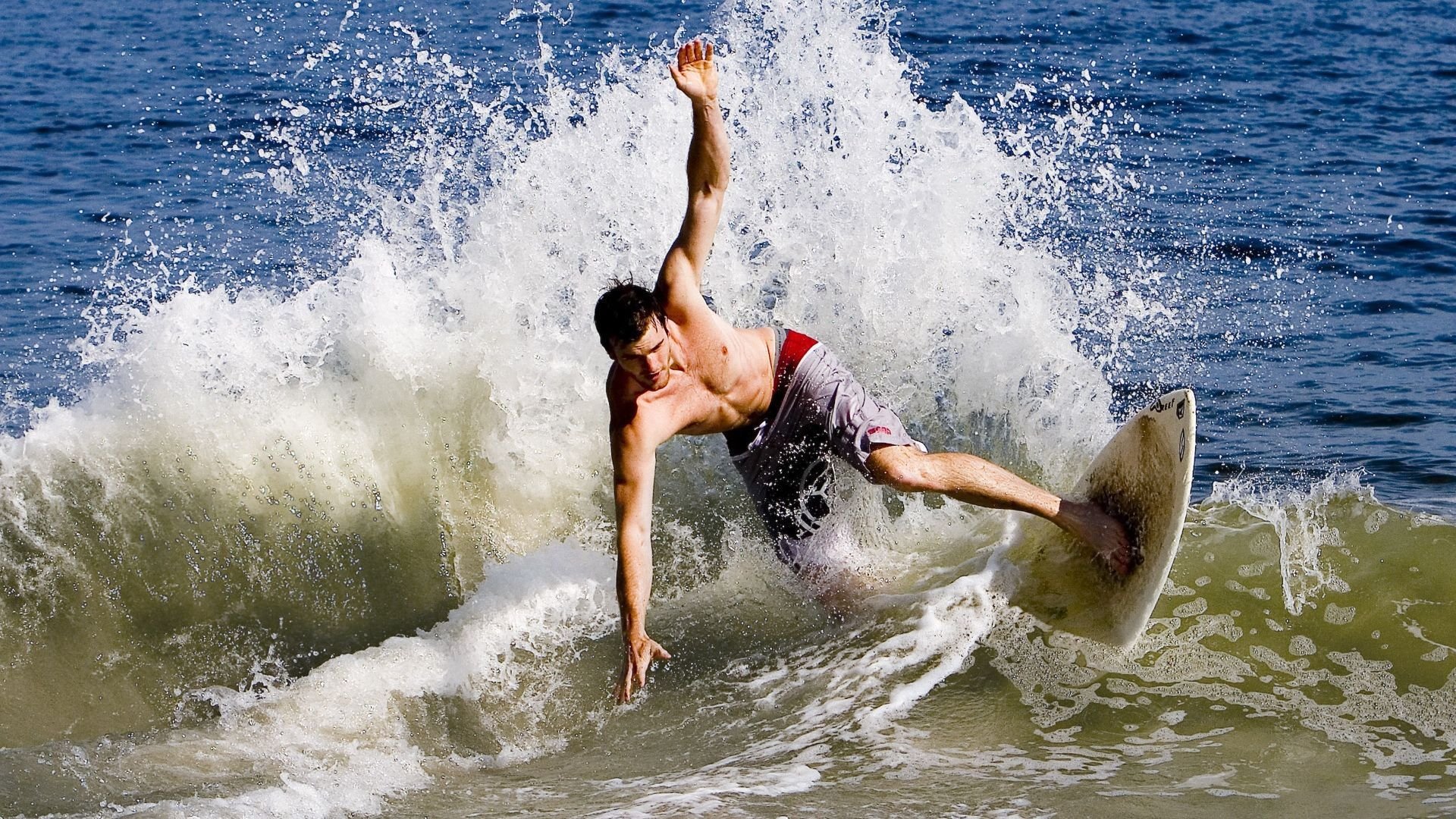 绿茵场上的篮网，当足球焦点战遇见踏平哲学