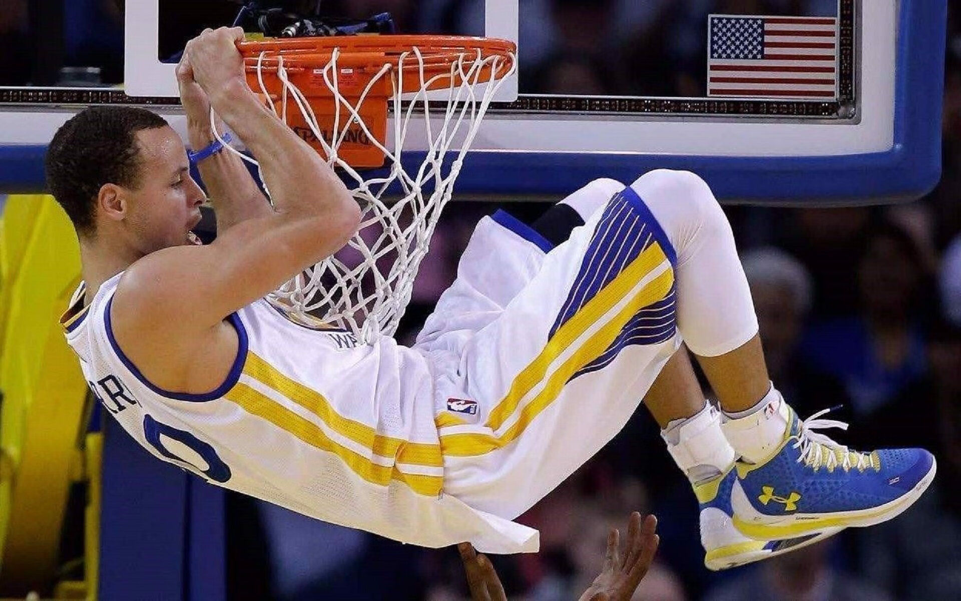 喀麦隆风暴横扫南亚，苏亚雷斯独舞点燃B组死亡之组